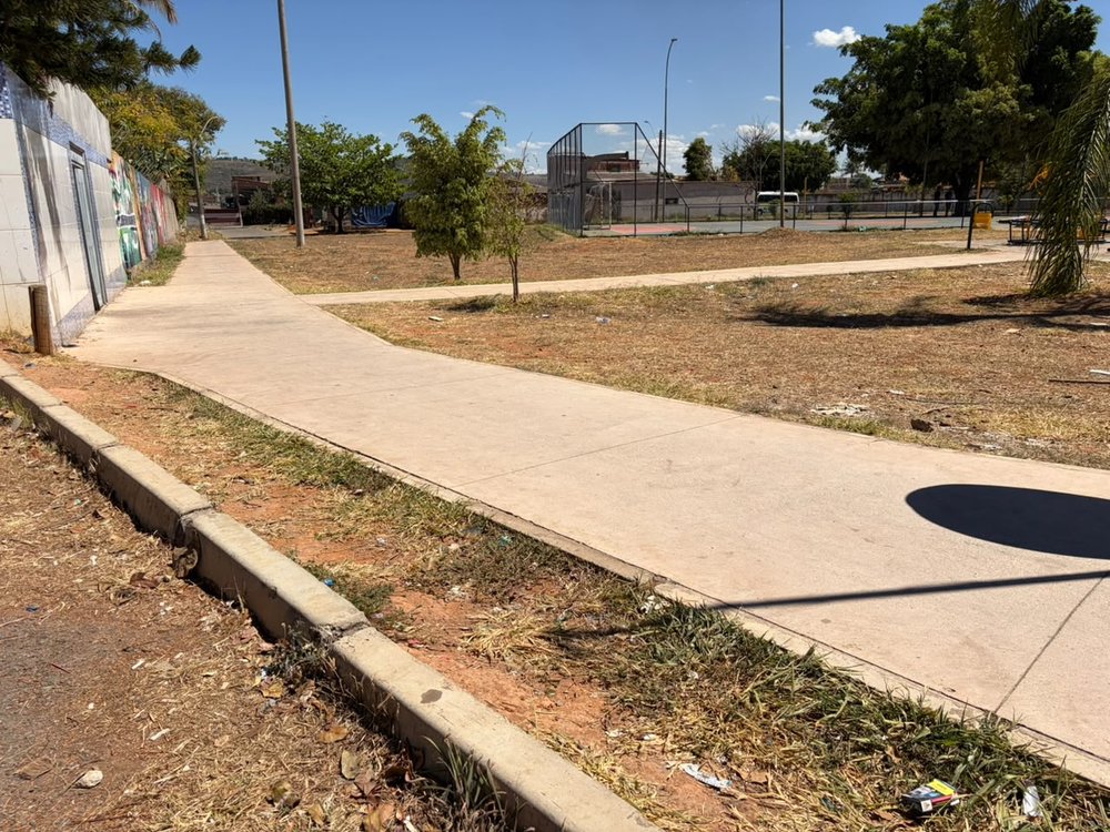 Calçada revitalizada em Sobradinho, próxima a uma quadra