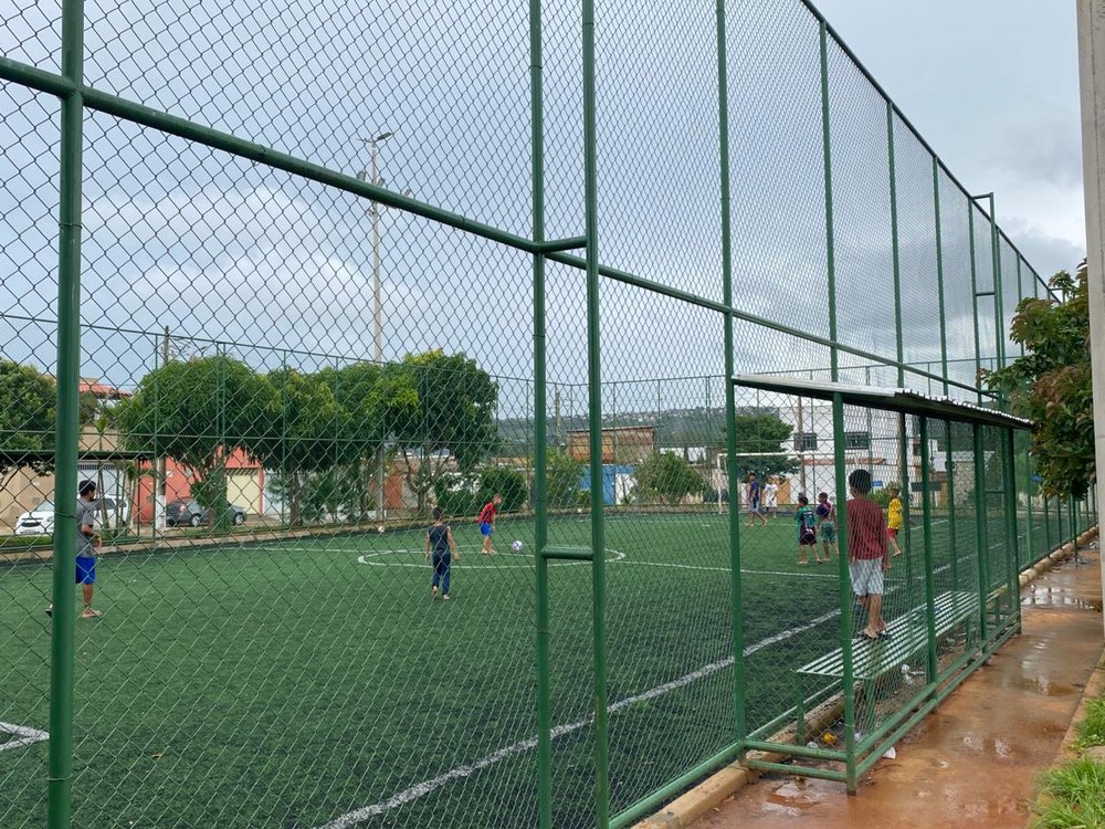 Campo de grama sintética em Sobradinho, com crianças jogando
