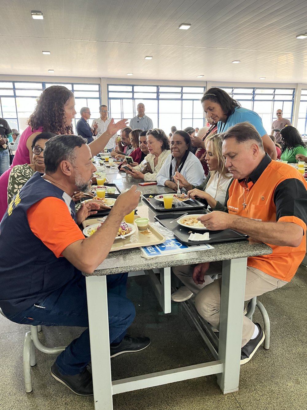 João Cardoso almoçando com a comunidade no Restaurante Comunitário de Sobradinho