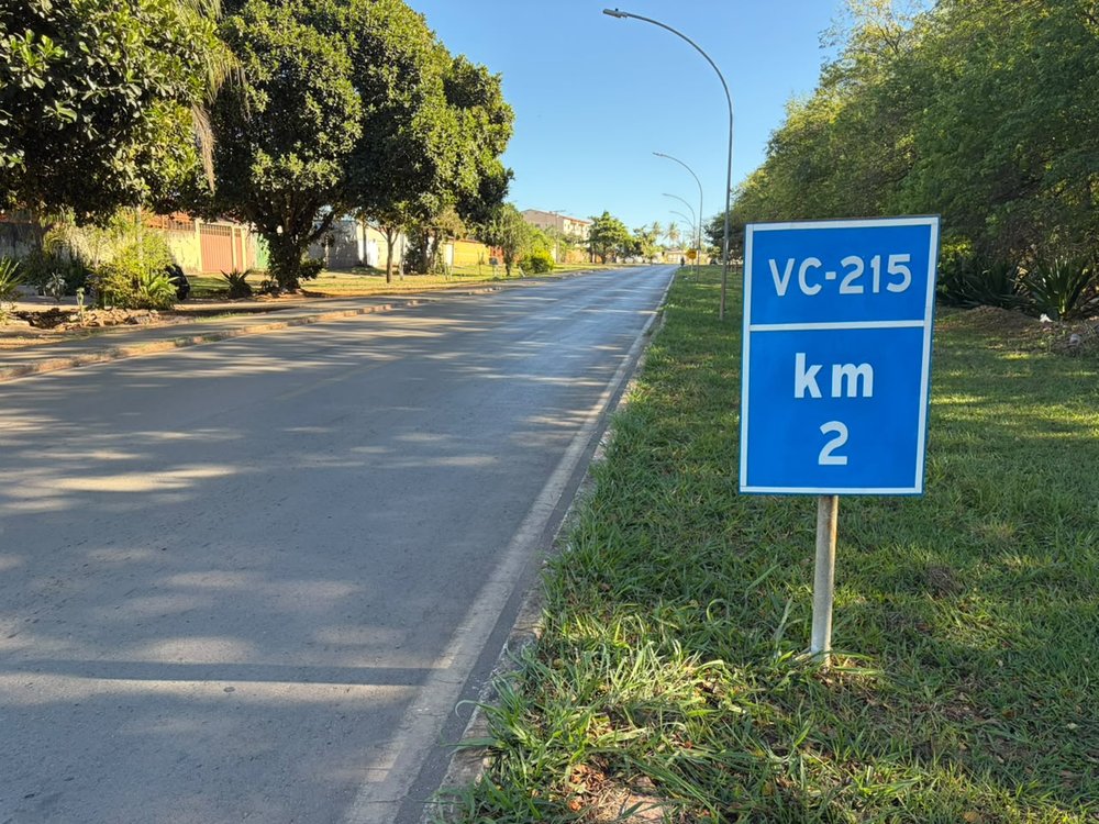 Placa da rodovia VC-215, km 2, em Sobradinho II